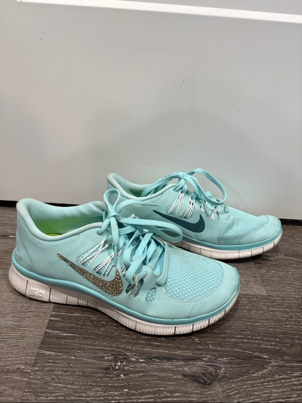 Nike Women’s Light Teal Athletic Running Shoes with Metallic Swoosh